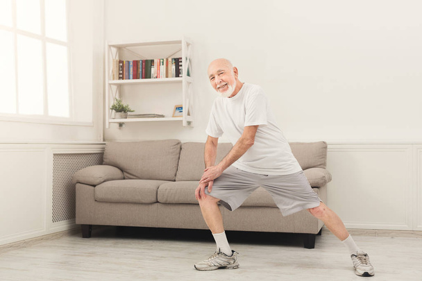 Senior Mann Warmup Stretchtraining drinnen - Foto, Bild