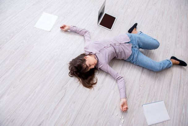 Mrtvá žena na podlaze po spáchání sebevraždy - Fotografie, Obrázek