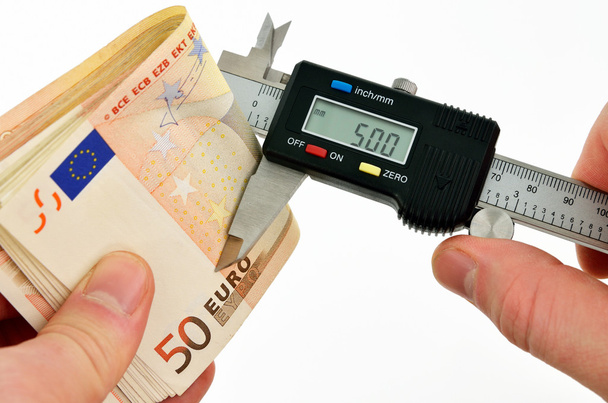 Измерение банкнот евро с помощью верхнего калибра
 - Фото, изображение