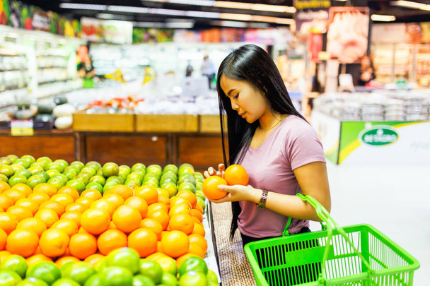 Hermosas mujeres asiáticas comprando verduras y frutas en el supermercado
 - Foto, imagen