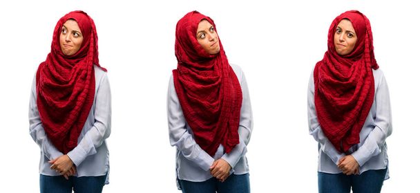arabische Frau trägt Hijab Zweifel Ausdruck, verwirren und Wunder Konzept, ungewisse Zukunft isoliert über weißem Hintergrund - Foto, Bild