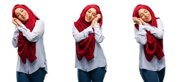 Araberin im Hijab selbstbewusst und glücklich mit einem großen natürlichen Lächeln, das isoliert über weißem Hintergrund lacht - Foto, Bild