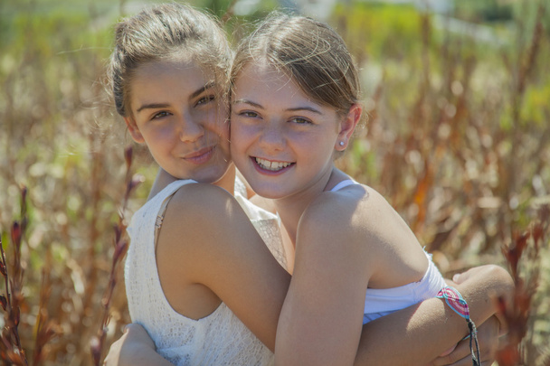 zwei Teenager-Mädchen - Foto, Bild