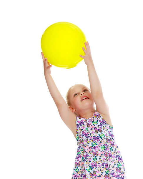 Malá dívka hraje s míčem - Fotografie, Obrázek