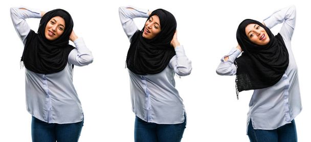 Araberin im Hijab selbstbewusst und glücklich mit einem großen natürlichen Lächeln, das isoliert über weißem Hintergrund lacht - Foto, Bild