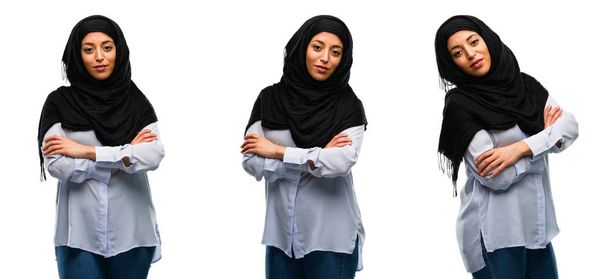 Арабская женщина носит хиджаб со скрещенными руками уверенно и счастливо с большой естественной улыбкой смеясь изолированы над белым фоном
 - Фото, изображение