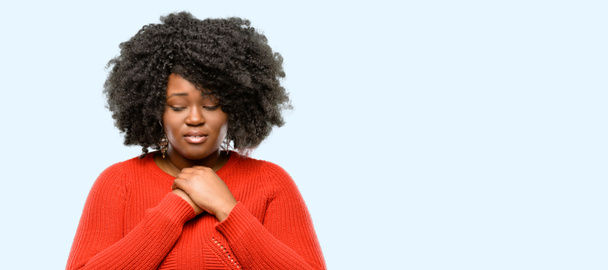 Όμορφη αφρικανική γυναίκα κλαίει κατάθλιψη γεμάτη θλίψη εκφράζει θλιβερό συναίσθημα, μπλε φόντο - Φωτογραφία, εικόνα