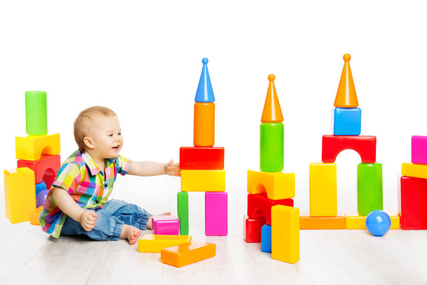 Bambino gioca blocchi giocattoli, bambino seduto sul pavimento e giocare mattoni colorati da costruzione
 - Foto, immagini