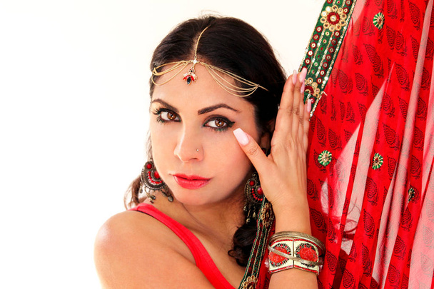 Mulher dançando dança indiana em vestido nacional. Um belo retrato de menina bonita em vermelho Hindu Saree, chifre para o movimento de dança indiana. Dançarina indiana em roupas tradicionais. Dança de Bollywood. Beleza
. - Foto, Imagem