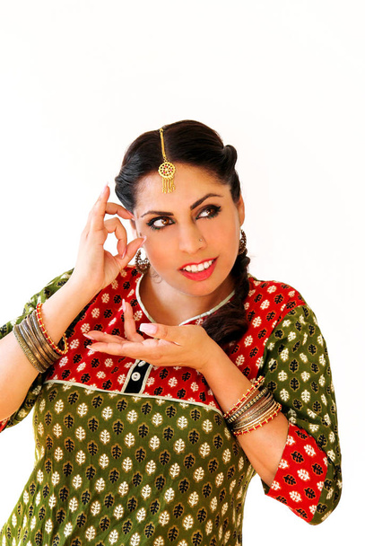 Mulher dançando dança indiana em vestido nacional. Um belo retrato menina em estilo shree kurta patiala set, chifre para o movimento de dança indiana. Dançarina indiana em roupas tradicionais. Dança de Bollywood
. - Foto, Imagem