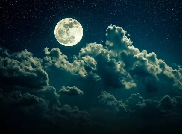 Нічне небо з яскравим повним місяцем і похмурим, безтурботним фоном природи
. - Фото, зображення