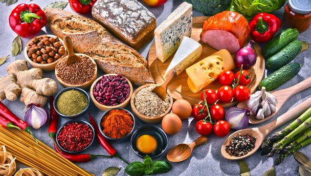 Composition avec des produits alimentaires biologiques sur la table - Photo, image