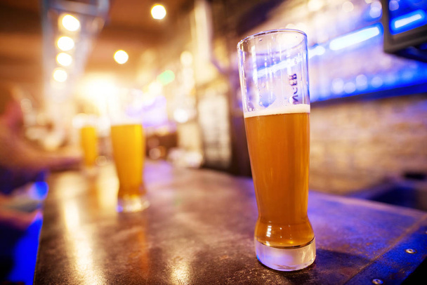 ποτήρι της κρύας μπύρας στον πάγκο σε bar  - Φωτογραφία, εικόνα