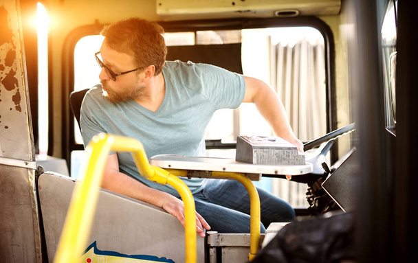 целенаправленный красивый бородатый водитель автобуса на работе
 - Фото, изображение