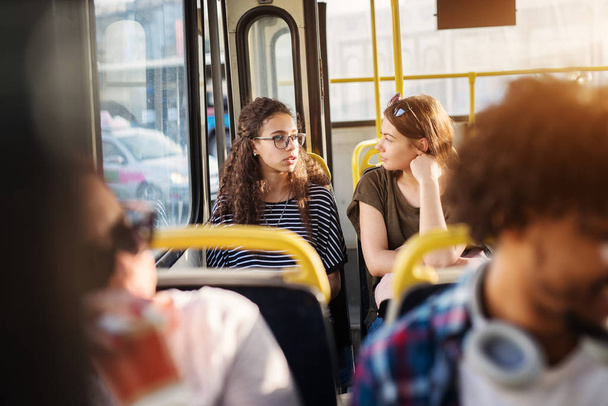 groupe de jeunes passagers en bus, transport urbain
  - Photo, image