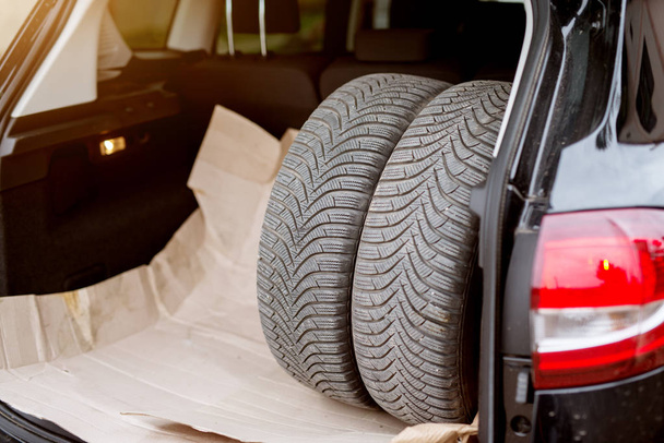 Stapel gebrauchter Reifen im Kofferraum, Nahaufnahme  - Foto, Bild