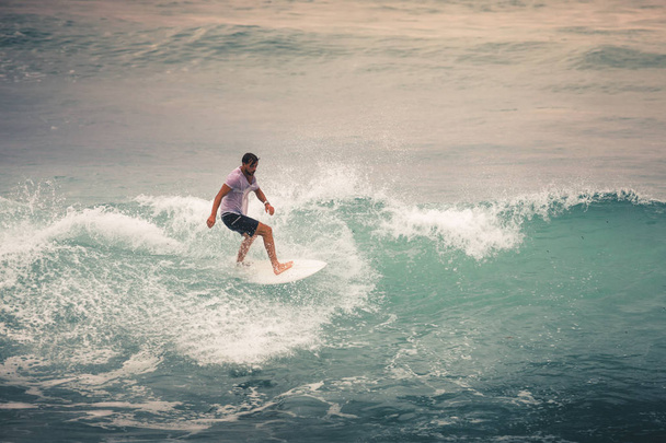 Surfeur sur Blue Ocean Wave, Bali, Indonésie. Équitation en tube
. - Photo, image