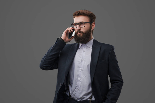 Confident businessman speaking on phone - Foto, afbeelding