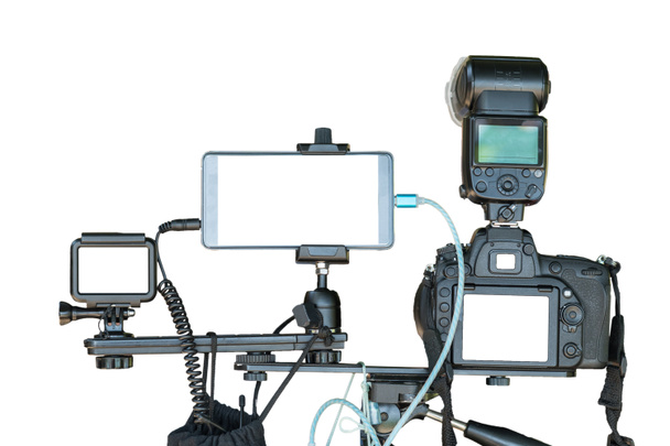 Профессиональный набор цифровых камер со смартфоном и экшн-камерой на штативе на белом фоне, Камера для фотографа или видео, Концепция Live Streaming оборудования, включают дорожку обрезки
 - Фото, изображение