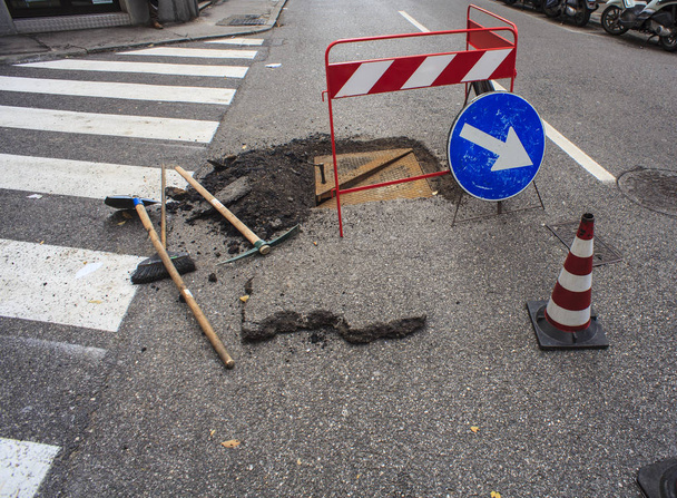 Nueva alcantarilla y reparación de carreteras
 - Foto, Imagen