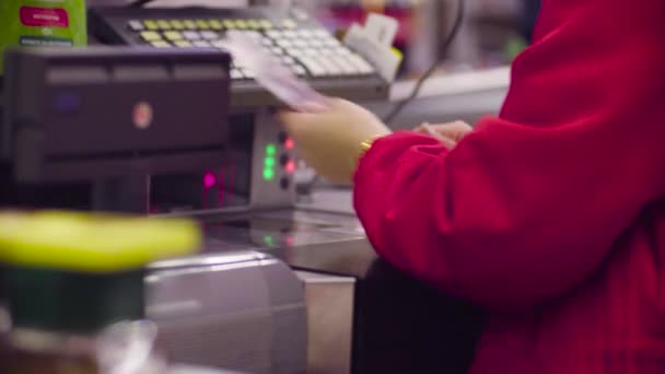 Woman working on cash register in the store - Felvétel, videó
