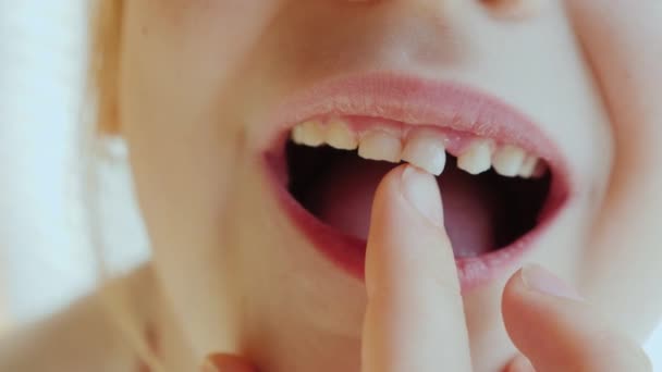 The babys tooth is ready to fall out - Filmagem, Vídeo