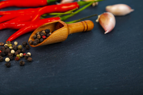 Red chili pepper, garlic and hot peppercorns  - Foto, Imagem