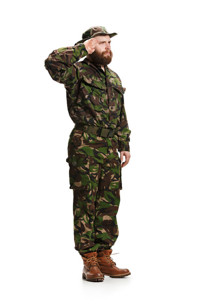 Jonge leger soldaat dragen camouflage uniform geïsoleerd op wit - Foto, afbeelding