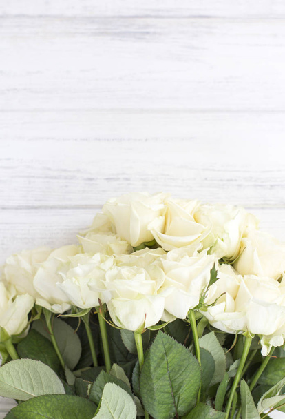 Bouquet di rose bianche su tavolo di legno bianco
.  - Foto, immagini