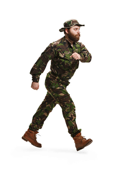 Jeune soldat de l'armée portant un uniforme de camouflage isolé sur blanc
 - Photo, image