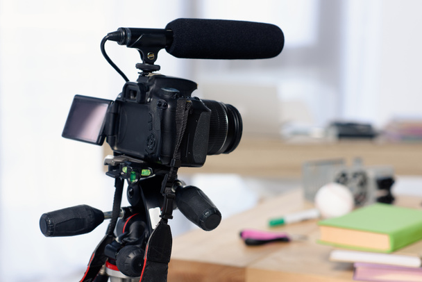 цифрова камера з мікрофоном для зйомки відео блогу вдома
 - Фото, зображення
