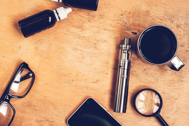 Dampfgarnitur, Smartphone und Kaffee auf dem Holztisch. Hipster- oder Businessman-Stil. - Foto, Bild