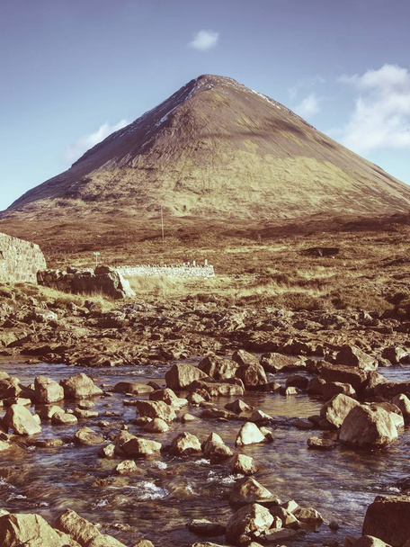 A forma cônica de Glamaig na cordilheira de Red Hills na Ilha de Skye
 - Foto, Imagem