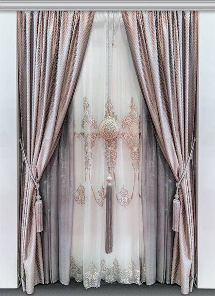 Elegantes cortinas dobles hechas de telas naturales y un lujoso tul con adorno
 - Foto, Imagen