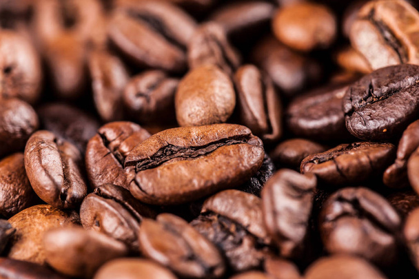 roasted coffee beans background, close-up view - Foto, afbeelding