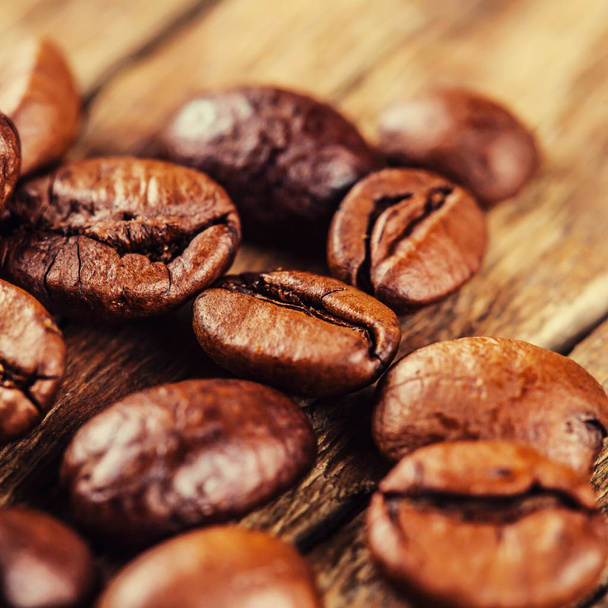 Pörkölt kávébab fa alapon - Fotó, kép