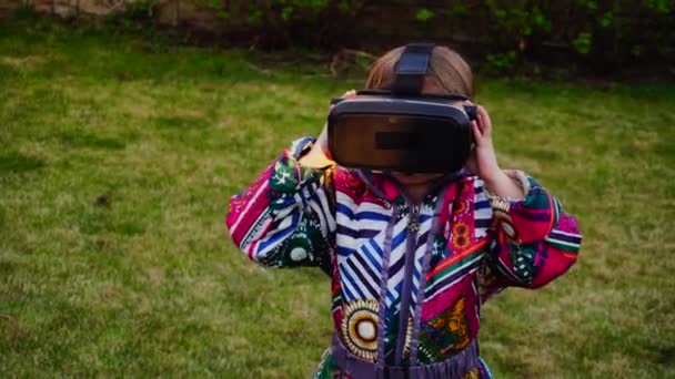 Małe dziecko za pomocą okulary wirtualnej rzeczywistości. - Materiał filmowy, wideo