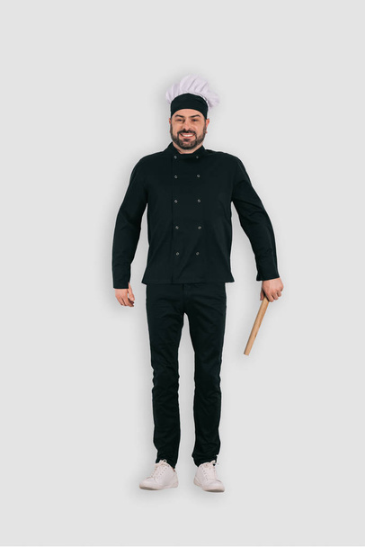 vista superior do chef masculino com rolo de pino isolado no fundo branco
  - Foto, Imagem