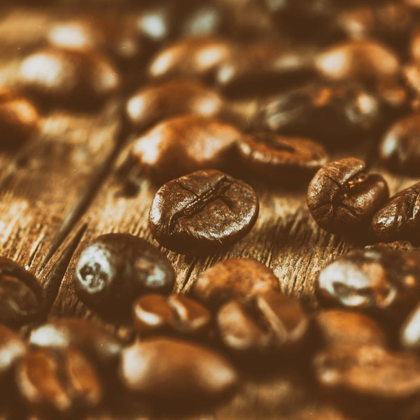 Ψητά φασόλια καφέ σε ξύλινο φόντο - Φωτογραφία, εικόνα
