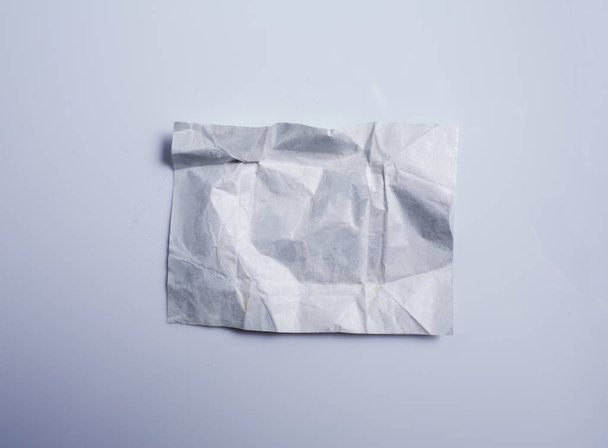 Carta bianca stropicciata, carta bianca rugosa isolata su sfondo bianco
 - Foto, immagini
