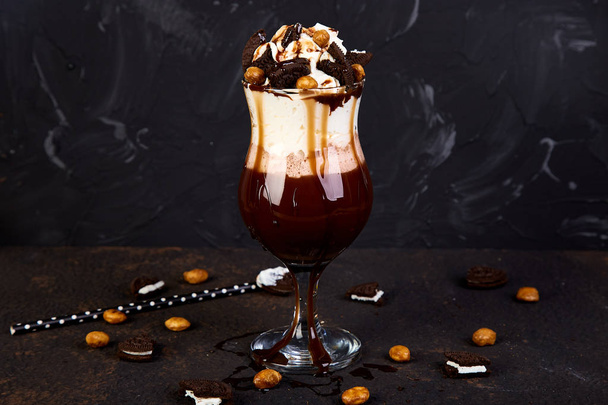 Çikolata, kurabiye ve tatlı ile aşırı milkshake. Deli freakshake. Uzay kopyalayın. Gıda eğilim. Overshake - Fotoğraf, Görsel
