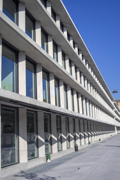 Здание Фельтринелли в Милане, Италия
 - Фото, изображение