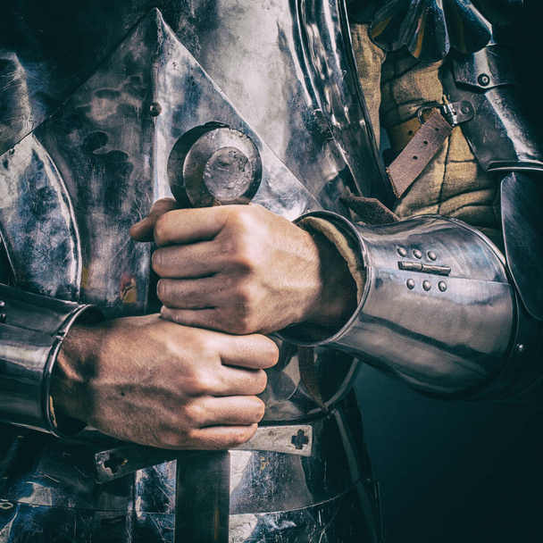knight wearing armor and holding two-handed sword - Φωτογραφία, εικόνα