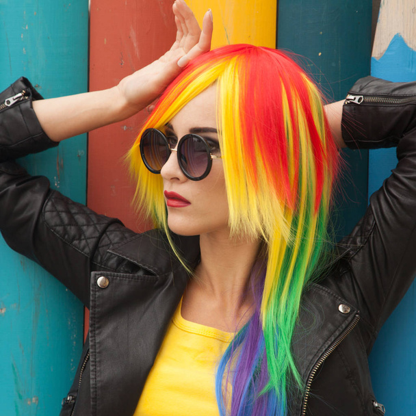 beautiful young woman wearing color wig and sunglasses - Foto, Imagem