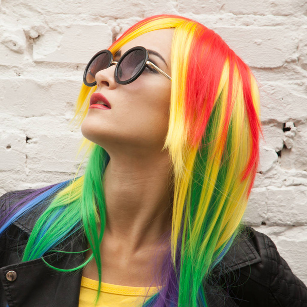 beautiful young woman wearing color wig and sunglasses - Fotoğraf, Görsel