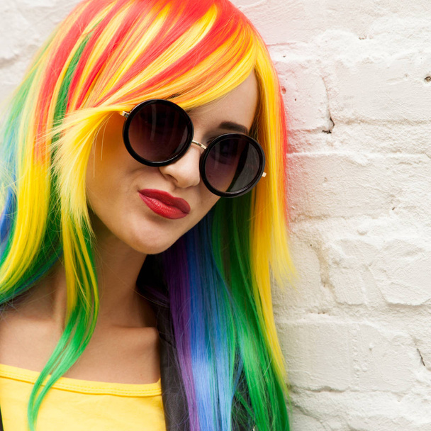beautiful young woman wearing color wig and sunglasses - Foto, imagen