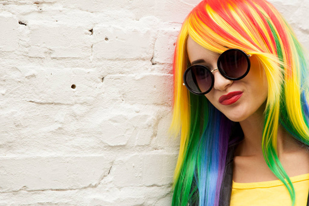 beautiful young woman wearing color wig and sunglasses - Fotoğraf, Görsel