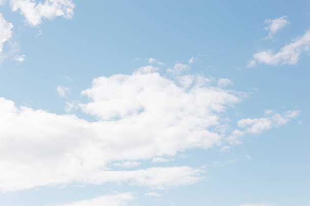 Блакитне небо наповнене пухнастими білими хмарами
 - Фото, зображення