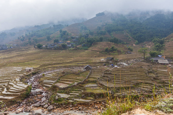 Σάπα, θέα Muong Hoa κοιλάδα με μαύρο Hmong χωριό της Y Linh Ho και βεράντα ορυζώνες χειμώνα ομίχλη, βροχερή ημέρα. - Φωτογραφία, εικόνα