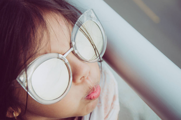 Cute little girl smiling with sunglasses - Foto, Bild